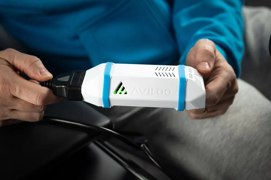 AVILOO Batteriediagnose-Gerät im Einsatz am Elektrofahrzeug